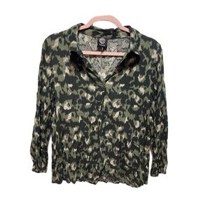 Bobeau green animal print long sleeve pullover vneck EUC 2527